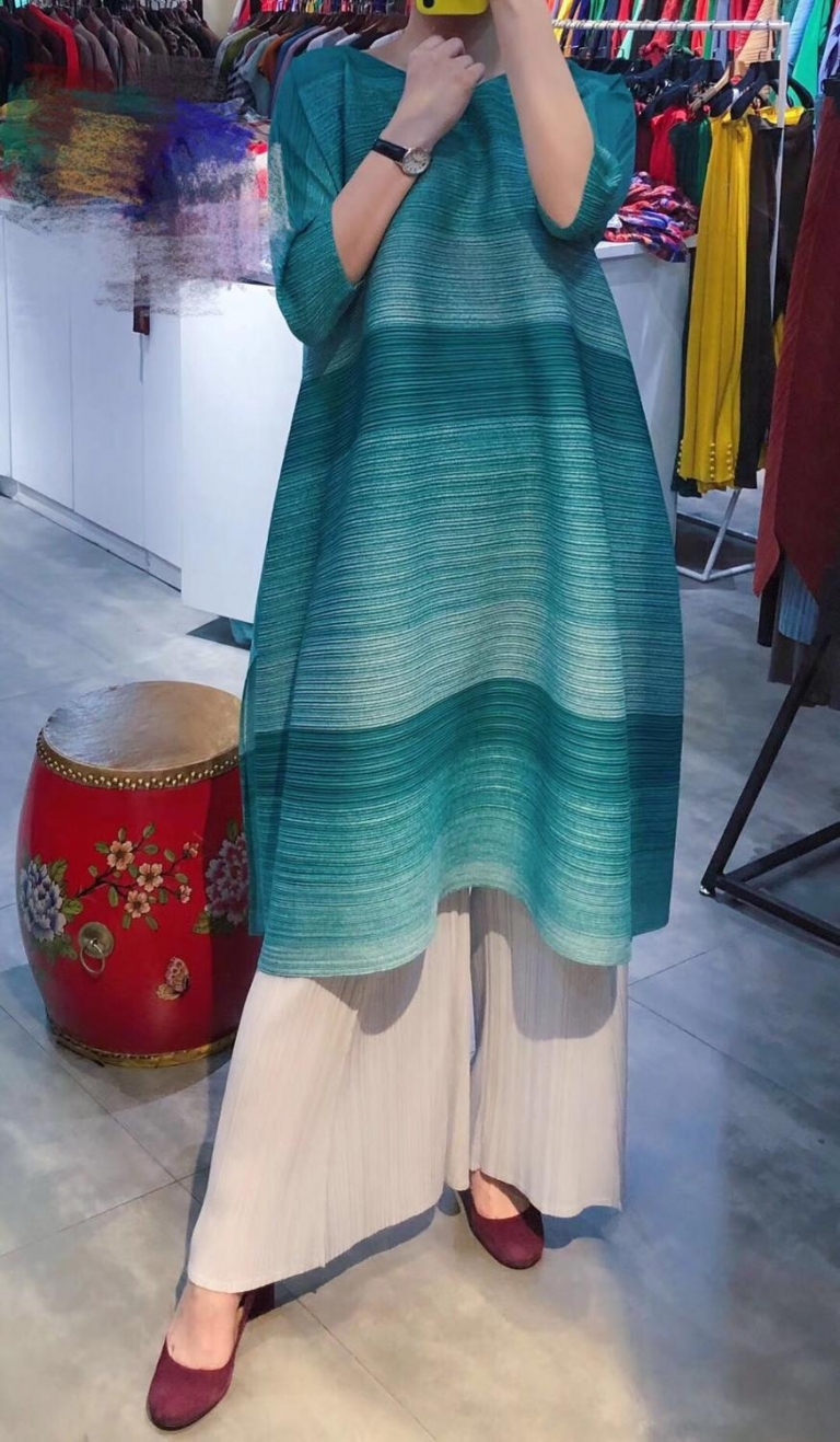 FREE SHIPPING Miyake pressure plait gradients show thin stripe dress irregular fold dress with half sleeves dress IN STOCK