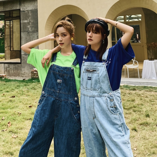 Korean Ladies Blue Loose Denim Overalls Jumpsuit Women Loose Spaghetti Strap Jeans Romper Retro Pocket Casual Female Denim Pants 1 Retro-Inspired Loose-Fit Denim Overalls – Perfect for Casual Days and Laid-Back Outings! 🩳