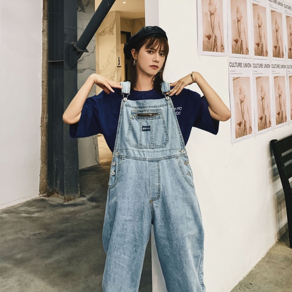 Korean Ladies Blue Loose Denim Overalls Jumpsuit Women Loose Spaghetti Strap Jeans Romper Retro Pocket Casual Female Denim Pants Loose-fit denim overalls with spaghetti straps, high-waist design, and cargo-style pockets, perfect for casual and retro-inspired outfits.